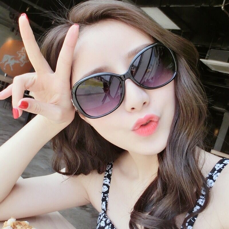 Street Fashion Photo - 新しいファッションオーバルサングラス トレンド ラージフレームサングラス レディース グラデーション ストリートフォト