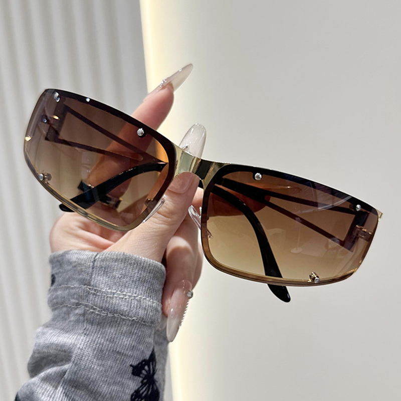 女性のためのレトロな中空サングラス,ストリート写真,スチーム - Street Fashion Photo のレビューと価格