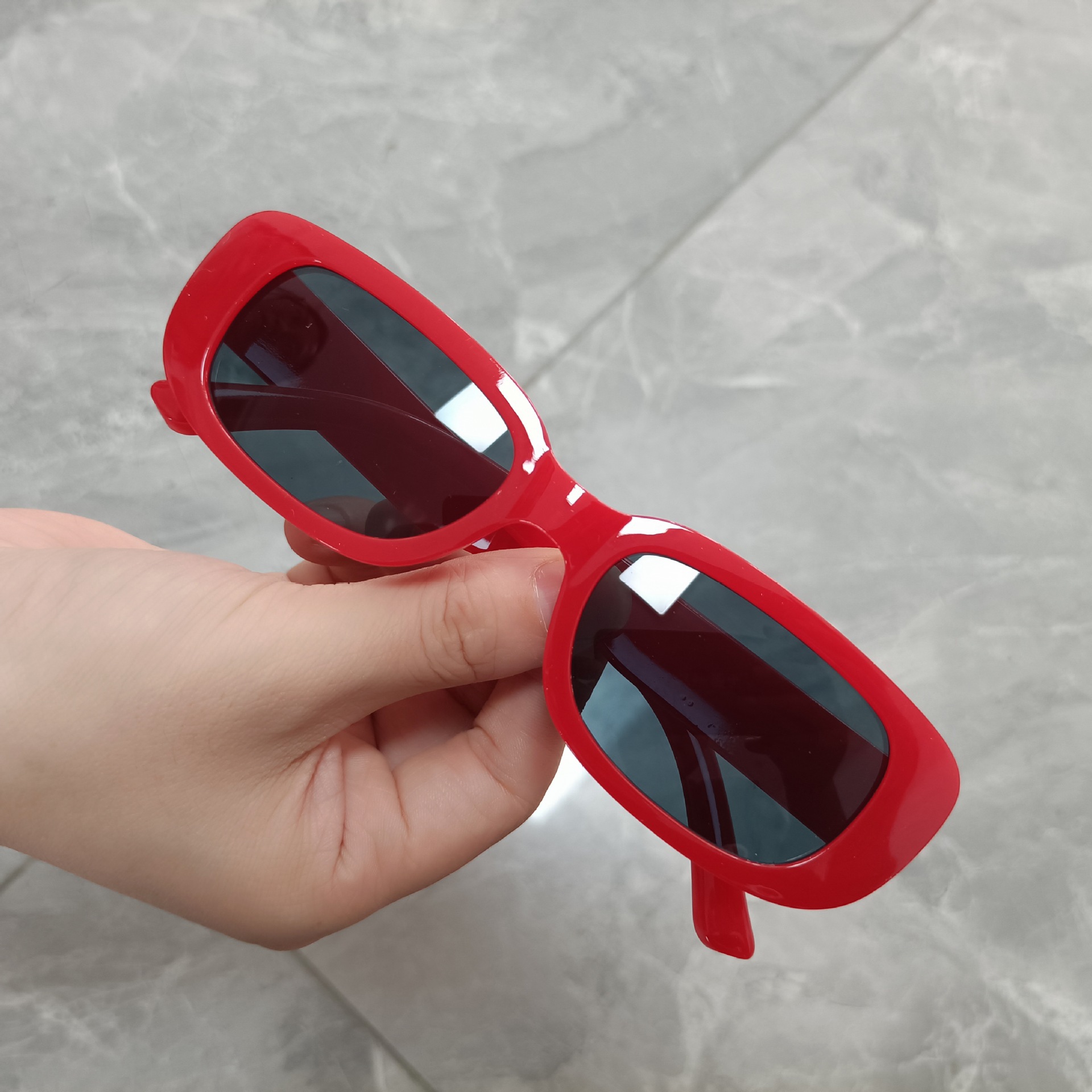 女性用の小さな長方形のサングラス,楕円形のフレーム,ヴィンテ - Street Fashion Photo のレビューと価格
