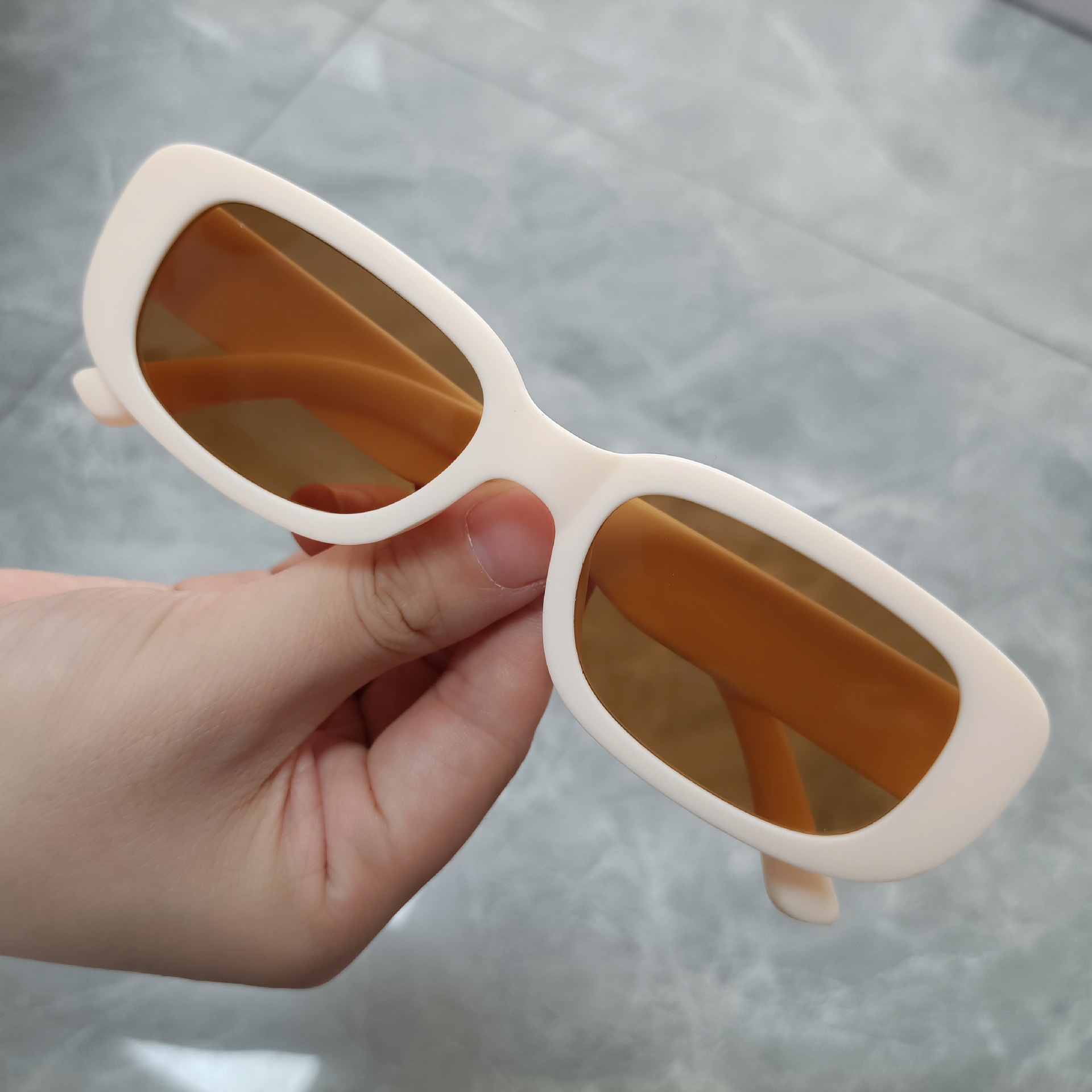女性用の小さな長方形のサングラス,楕円形のフレーム,ヴィンテ - Street Fashion Photo のレビューと価格