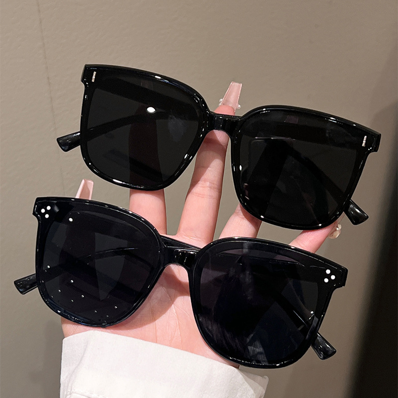 メンズ高級ブラックキャットアイサングラス、トレンディな細フレ - Street Fashion Photo のレビューと価格