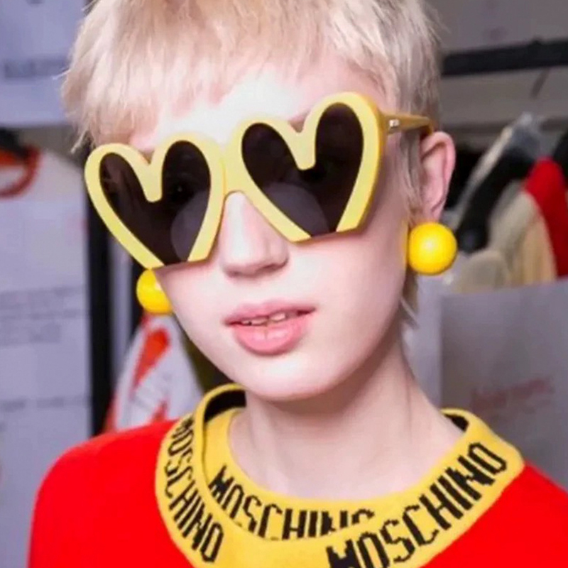 女性のためのピーチハートサングラス、大きなフレームのサングラ - Street Fashion Photo のレビューと価格
